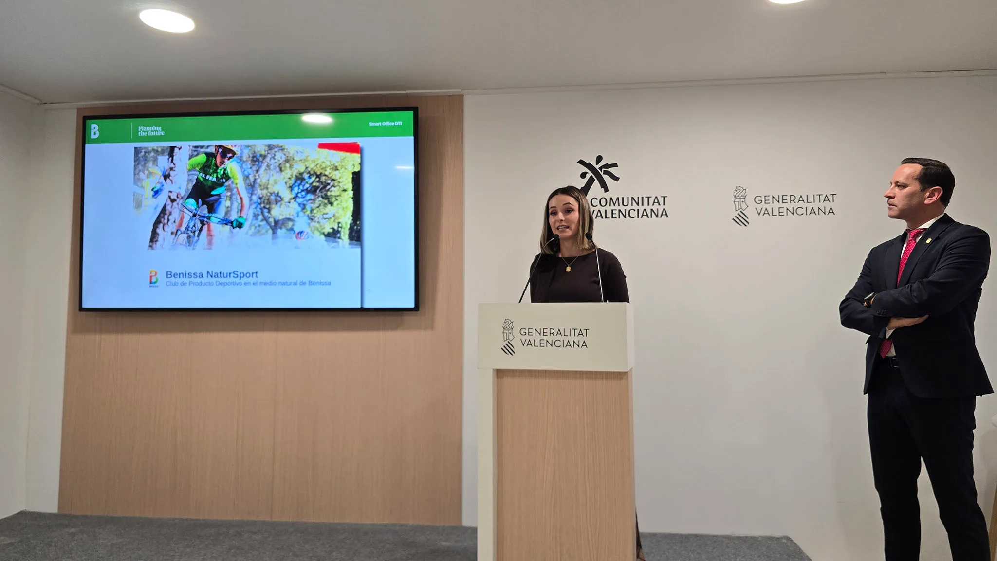 virginia perez concejala de turismo de benissa y arturo poquet alcalde de benissa en la presentacion del club de producto benissa natur sport en fitur 2026