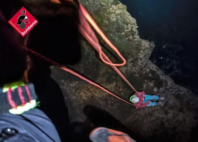 Imagen: Vista aérea del rescate del escalador bloqueado en los acantilados de Toix tras un problema con la gestión de sus cuerdas