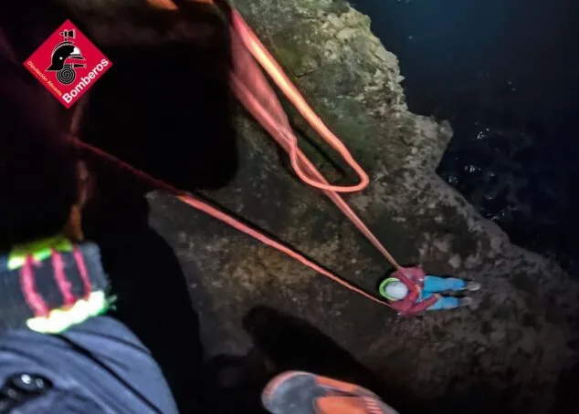 Imagen: Vista aérea del rescate del escalador bloqueado en los acantilados de Toix tras un problema con la gestión de sus cuerdas