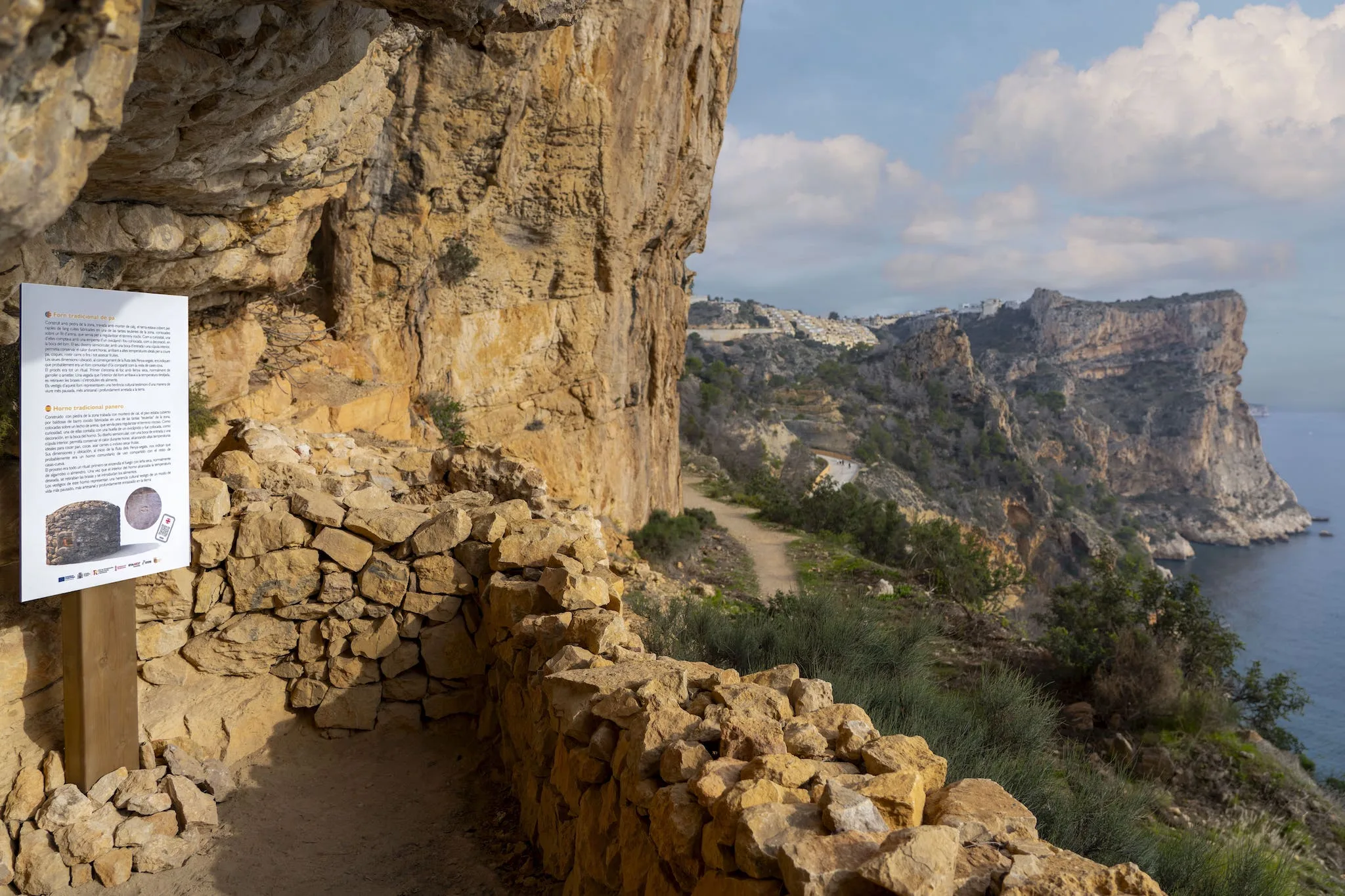 vista exterior de la cova de les morretes integrada en la ruta de los acantilados de benitatxell y convertida en museo al aire libre frente al mediterraneo