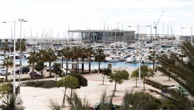 Atemberaubende Aussicht auf den Hafen von Denia, während Sie ein mit einem Michelin-Stern ausgezeichnetes kulinarisches Erlebnis genießen.