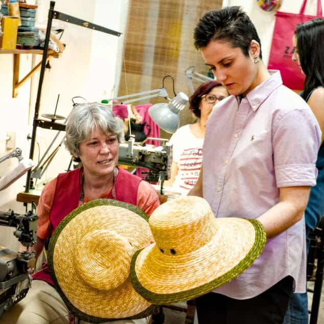 Imagen: Yolanda y Carla con sombreros hechos a mano