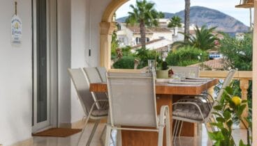 Zona de comedor exterior techado en la villa gestionada por Pool Villas