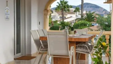 Zona de comedor exterior techado en la villa gestionada por Pool Villas