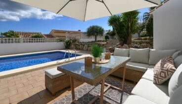 Zona de descanso junto a la piscina de Villa Lulu para relajarse al aire libre