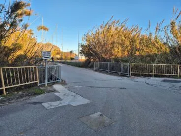 acceso a pamis junto al barranco punto donde se plantea reordenar la circulacion para reducir el trafico de paso