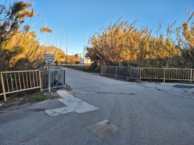 Die Nachbarschaft von Pamis einigt sich auf neue Einbahnstraßen, um unnötigen Verkehr zu bekämpfen. Bild: Zugang zu Pamis neben der Schlucht, der Punkt, an dem eine Umstrukturierung des Verkehrs zur Reduzierung des Durchgangsverkehrs vorgeschlagen wird.
