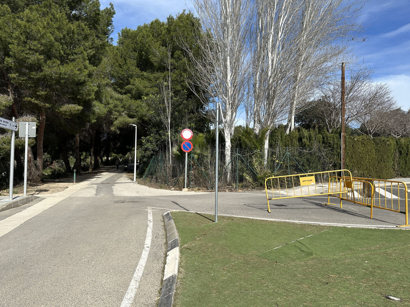 Acceso al recinto escolar desde la avenida Felipe VI de Calp