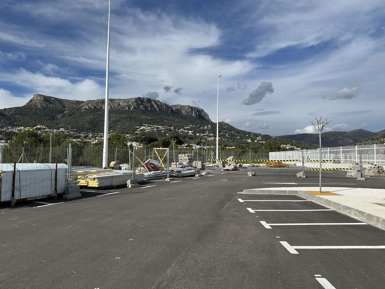 Acopio de material vallado esta semana junto al CEIP Oltà e IES Les Salines de Calp