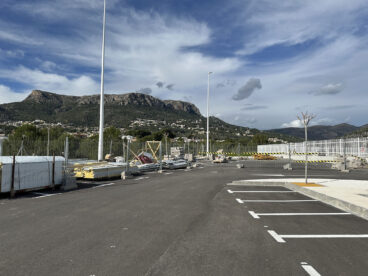 Diese Woche wurde neben den Schulen CEIP Oltà und IES Les Salines in Calp Zaunmaterial gelagert.