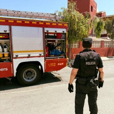 Agente de la Policía Local supervisa la intervención de un camión de bomberos durante un operativo en el casco urbano