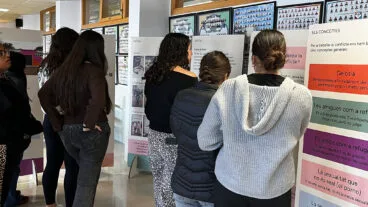 alumnado del ies enric valor de pego en la exposicion no em toques el whatsapp del ivaj