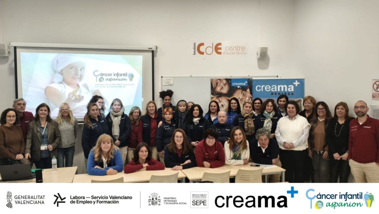 Alumnado del Taller de Empleo Marina Alta XIV durante la charla de sensibilización sobre el cáncer infantil impartida por ASPANION en las instalaciones de CREAMA Benissa
