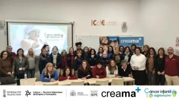 alumnado del taller de empleo marina alta xiv durante la charla de sensibilizacion sobre el cancer infantil impartida por aspanion en las instalaciones de creama benissa