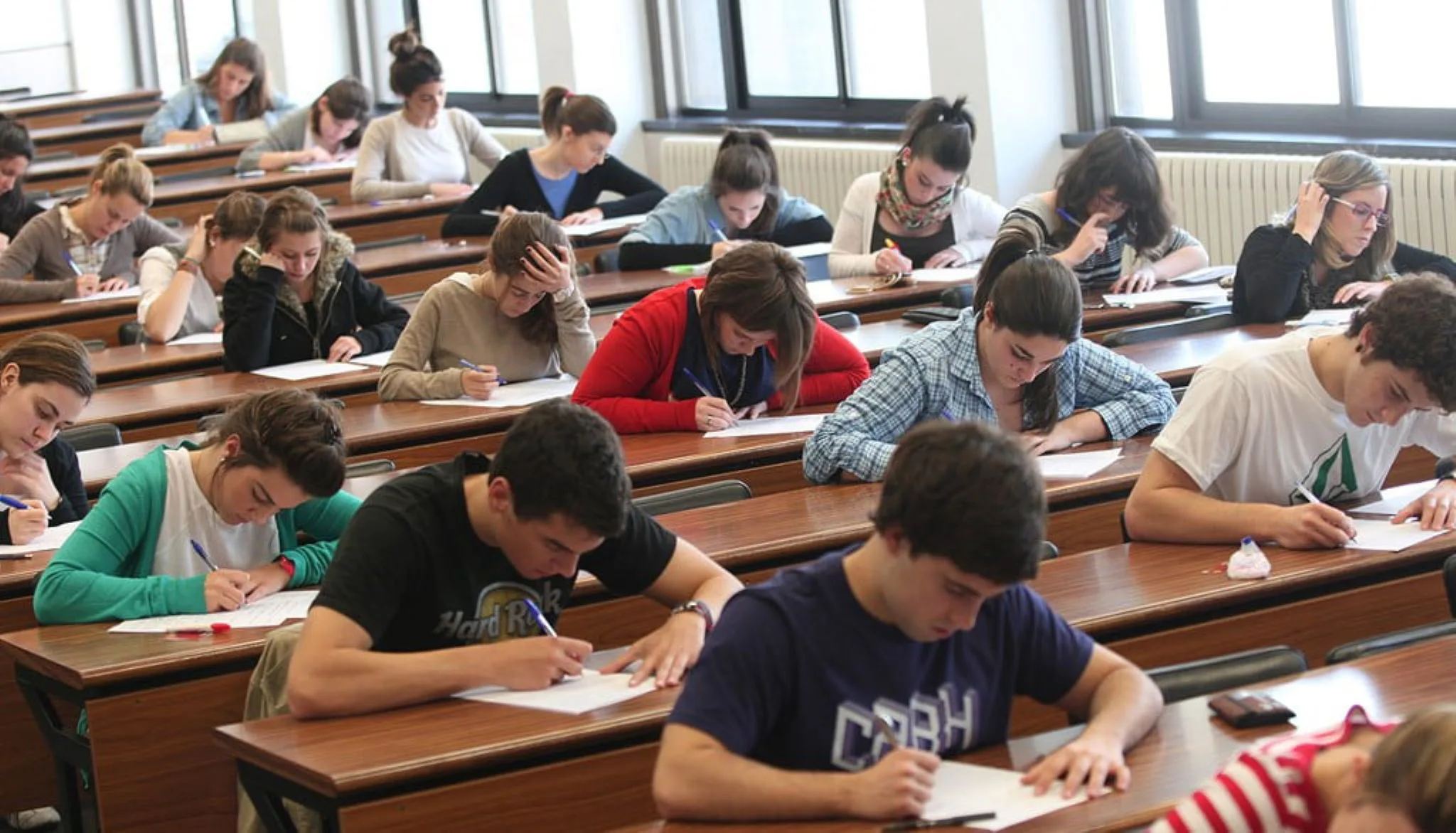 alumnos concentrados durante un examen de la pau archivo
