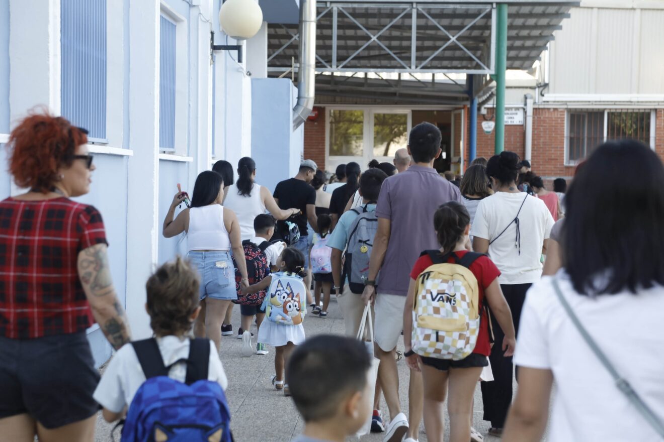 Alumnos entrando a un colegio de Dénia (archivo)