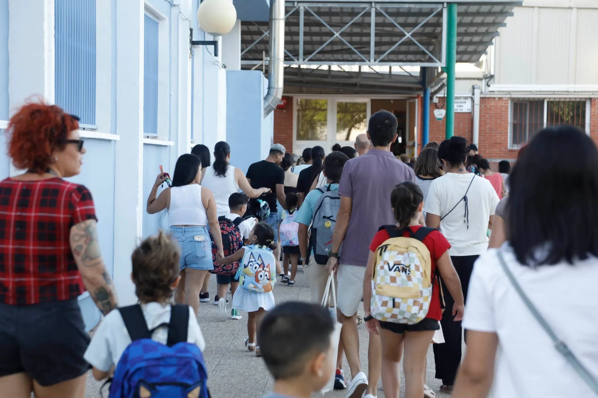 alumnos entrando a un colegio de denia