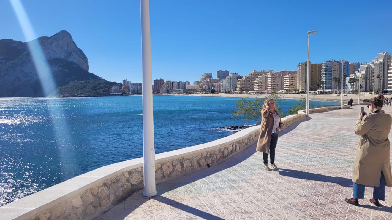 Ana Sala, Bürgermeisterin von Calp, besichtigt die sanierte Mauer des Strandes La Fossa.
