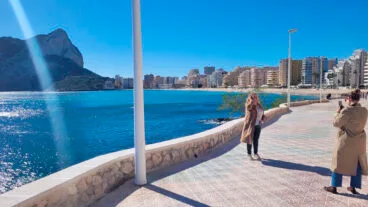 Ana Sala, alcaldesa de Calp, visita el muro rehabilitado de la playa de la Fossa