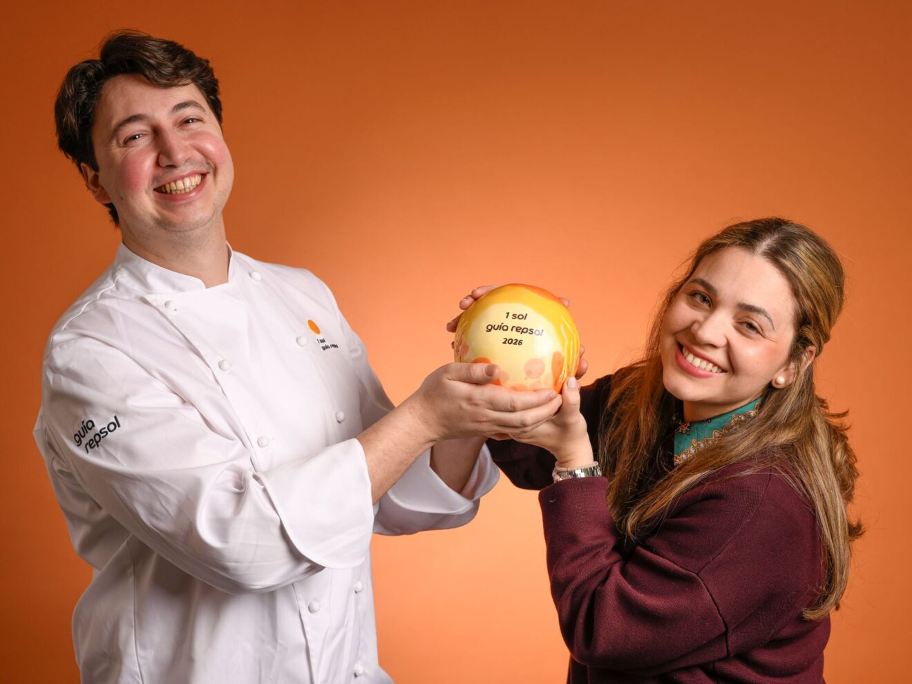 Ausiàs Signes und Felicia Guerra posieren mit der Auszeichnung des Repsol Guide 2026, die ihrem Restaurant in Pedreguer verliehen wurde.