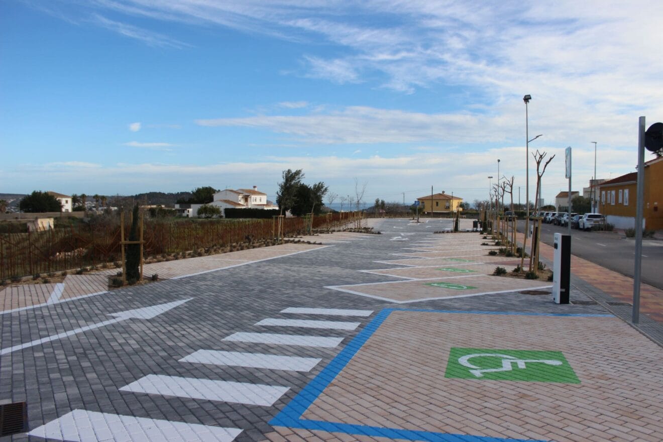 Benitatxell abre al público el nuevo parking ‘El Mirador’, un espacio con vistas a los bancales de viñas, a las montañas y al mar