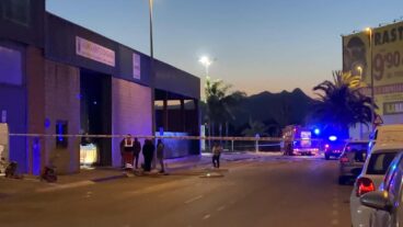 Feuerwehrleute bekämpfen den Brand im SINMA-Lager in Ondara