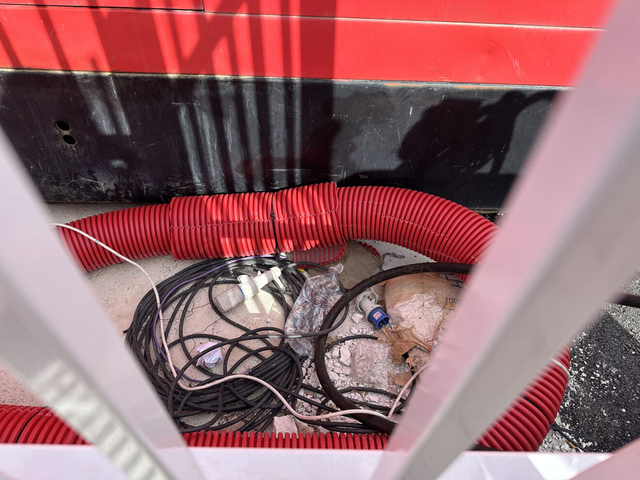 Generatorverkabelung bei IES Les Salines in Calp, von außen sichtbar