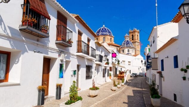 calles del casco antiguo de altea llenas de historia y tradicion