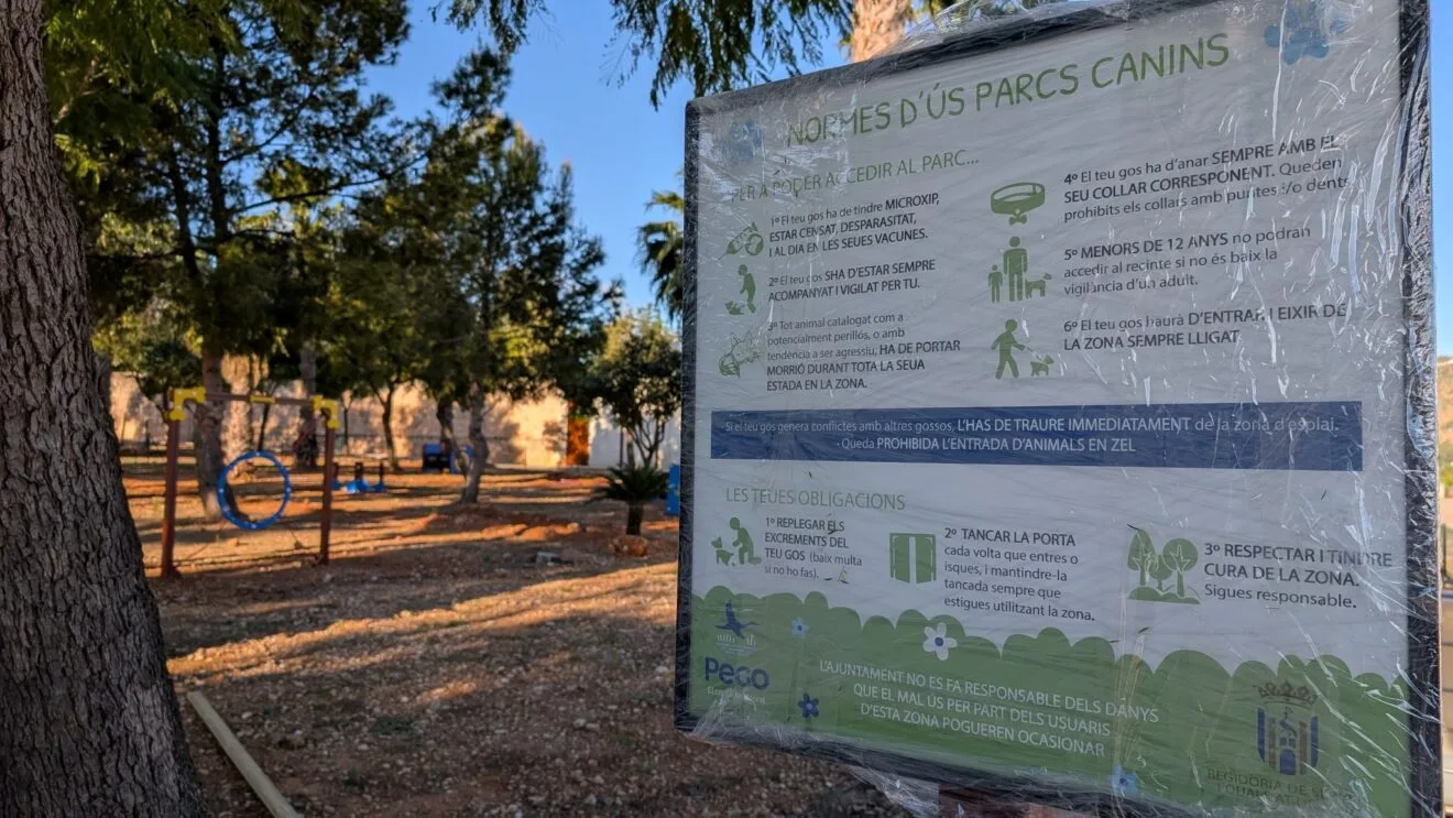 Cartel con las normas de uso del nuevo parque canino de Pego, instalado en el acceso al recinto