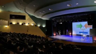 celebracion de una conferencia en el auditorio de calp