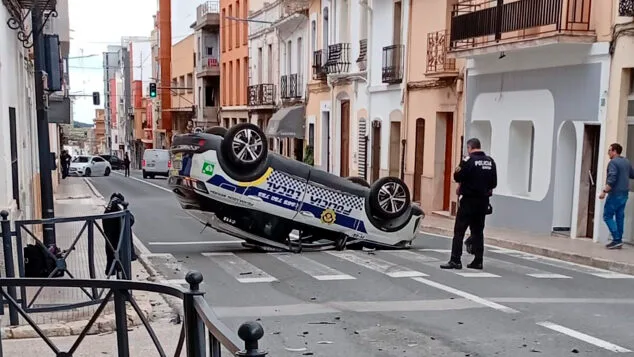 Vuelca un coche de la Policía Local de Benissa en plena avenida del País Valencià 2 coche de la policia local de benissa volcado en la n 332