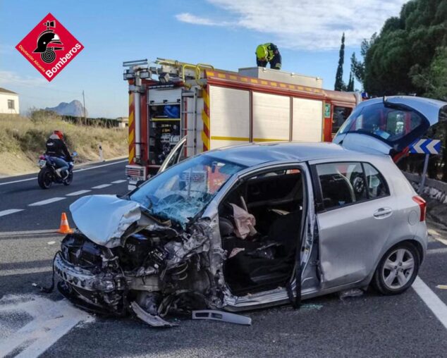 Tre persone hanno riportato ferite lievi in uno scontro frontale sulla N-332 a Benissa, che ha richiesto l'intervento dei vigili del fuoco. Immagine: Auto distrutta dopo lo scontro frontale sulla N-332, vicino a Benissa