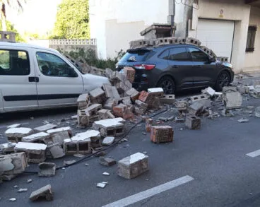 coches afectados en ondara por la caida de un muro
