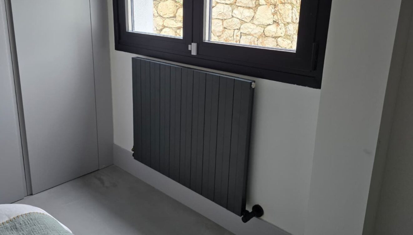 Wie sich ein horizontaler Designheizkörper in moderne Möbel einfügt, ohne wertvollen Platz zu beanspruchen