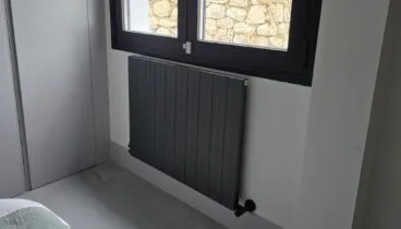 Cómo un radiador de diseño horizontal se mimetiza con el mobiliario de vanguardia sin ocupar espacio útil