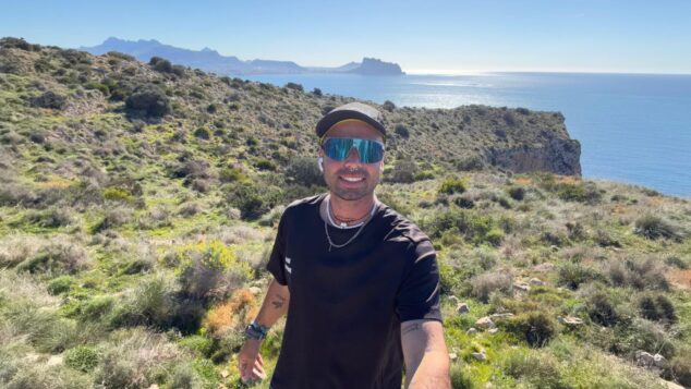 Imagen: David Gimenez, en la torre de vigilancia de Moraira, lugar desde el que atendió telefónicamente esta entrevista, con el Mediterráneo al fondo durante su paso por la Marina Alta