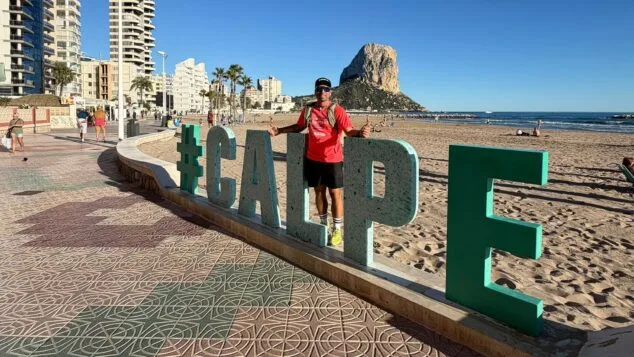 Un año caminando junto al mar: el reto de David Gimenez llega a la Marina Alta 2 Imagen: David Gimenez, junto al Peñón de Ifach en la playa de Calpe