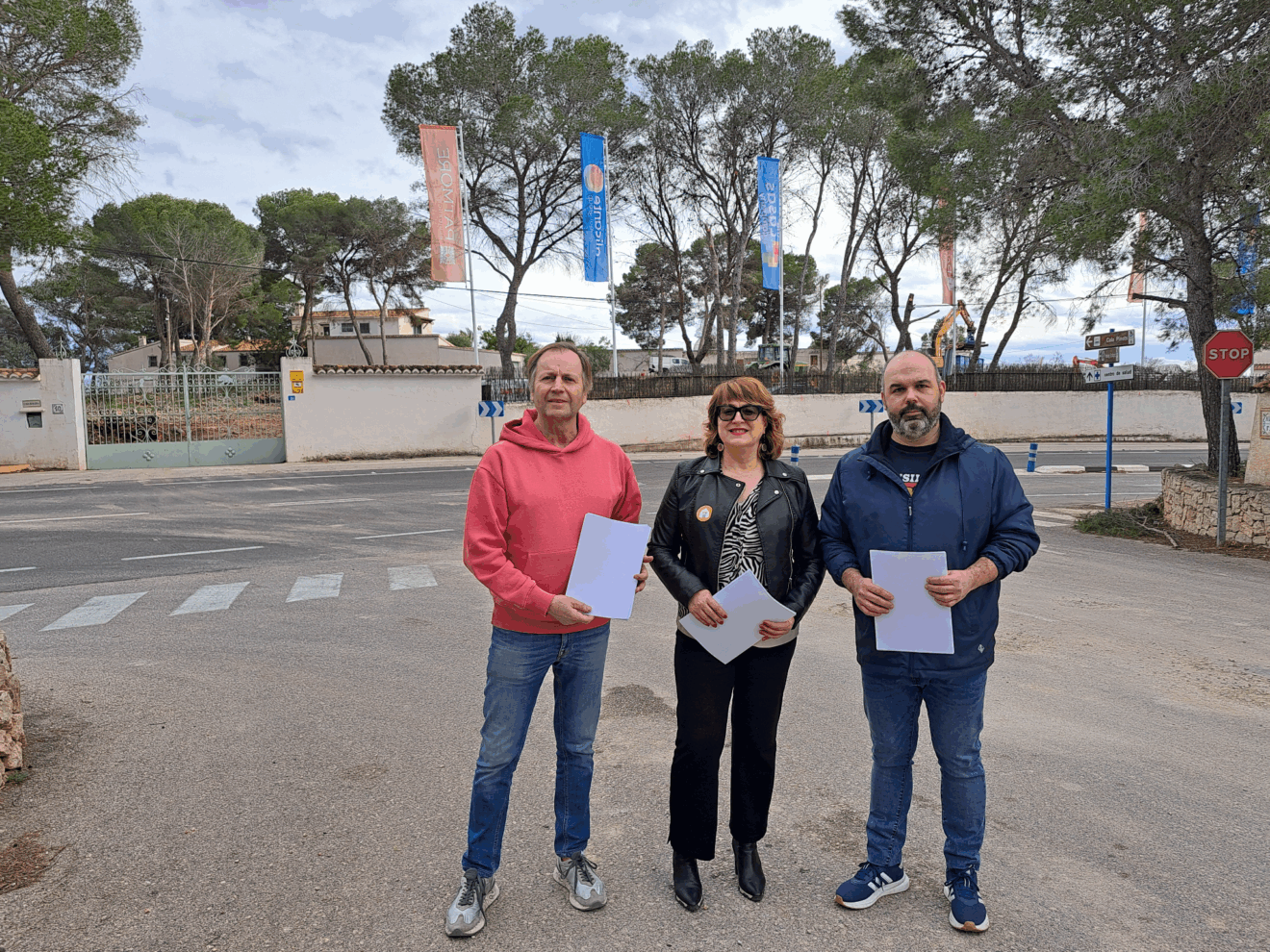 Von links nach rechts: Isidor Mollá (CIBE), Mari Carmen Ronda (Compromís) und Juan Carlos Mut (Reiniciem) vor dem als Tossal de l'Asprar (Patmore) bekannten Grundstück in Benissa