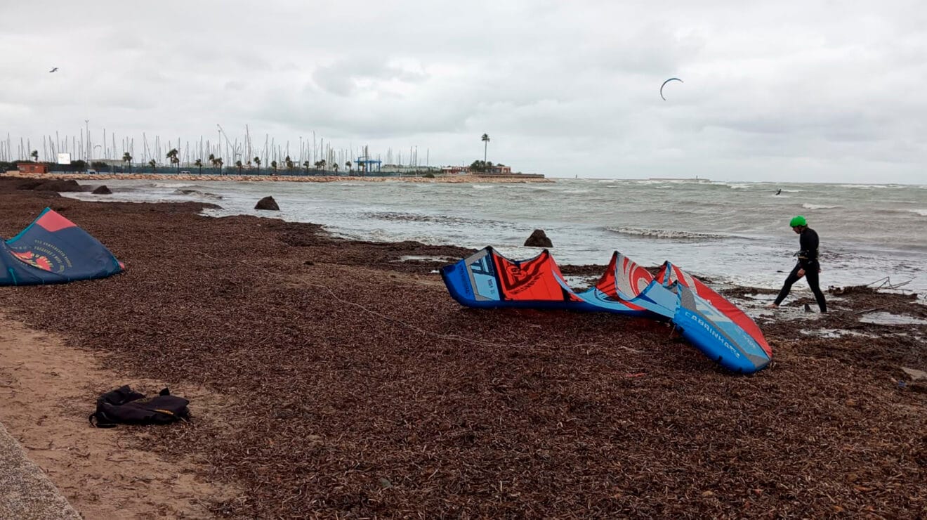 Deportista en una playa de Dénia durante el temporal vivido en enero de 2026