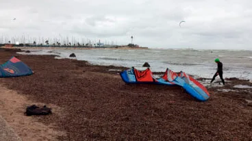deportista en una playa de denia durante el temporal vivido en enero de 2026