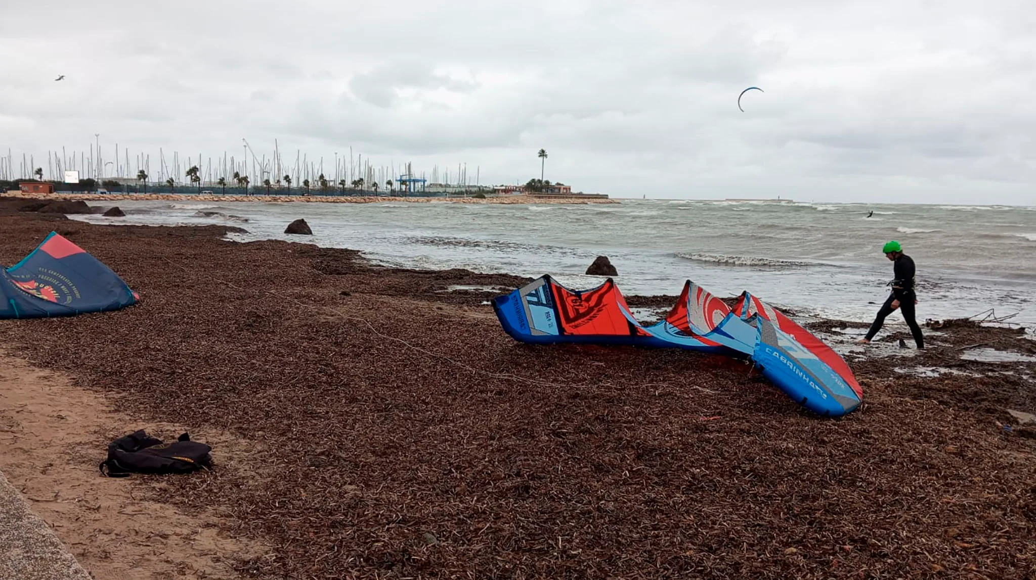 deportista en una playa de denia durante el temporal vivido en enero de 2026