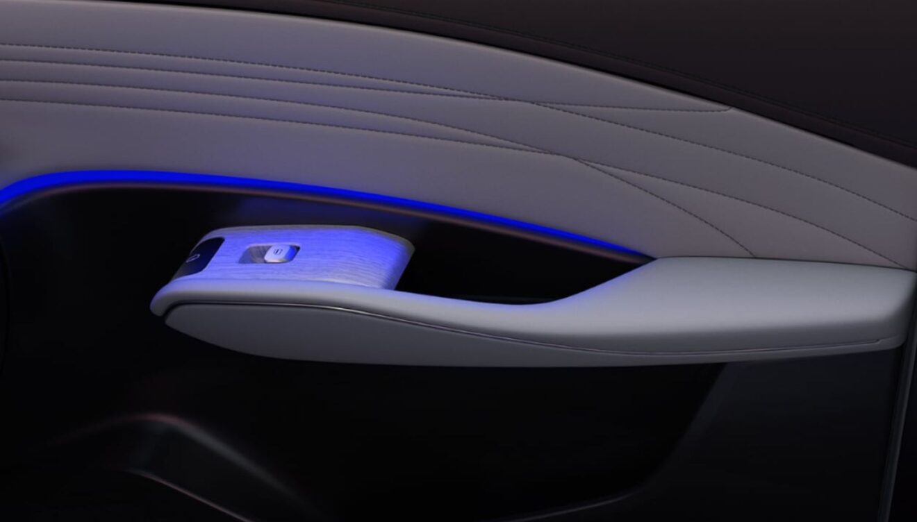 Detalle de la puerta del coche con acabados reforzados y diseño funcional