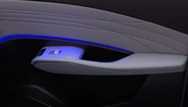 Detalle de la puerta del coche con acabados reforzados y diseño funcional