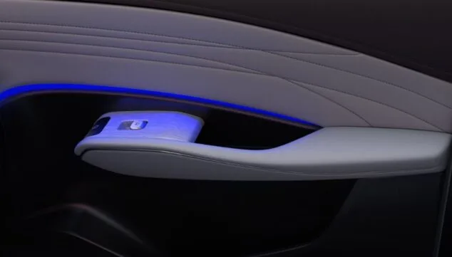 detalle de la puerta del coche con acabados reforzados y diseno funcional