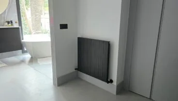 Detalle del acabado en aluminio negro, diseñado para maximizar la emisión de calor con un estilo industrial