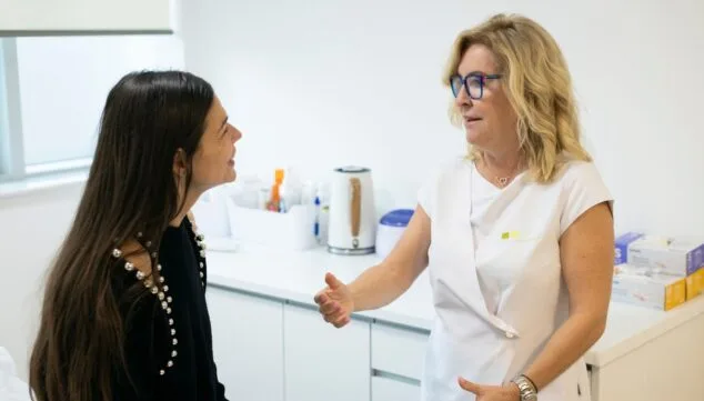 Imagen: Doctora Laura Castelblanque realizando un diagnóstico personalizado a una paciente