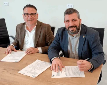 el alcalde de el verger y el presidente del consorci mare firman el convenio de adhesion al plan piloto de recogida de textil y aceite domestico usado