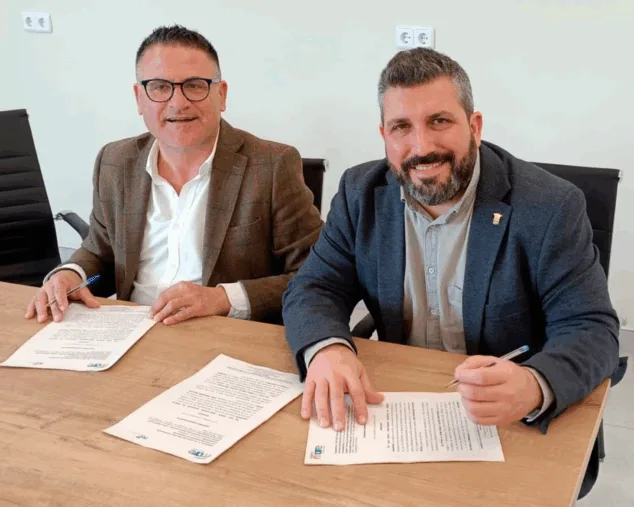 el alcalde de el verger y el presidente del consorci mare firman el convenio de adhesion al plan piloto de recogida de textil y aceite domestico usado