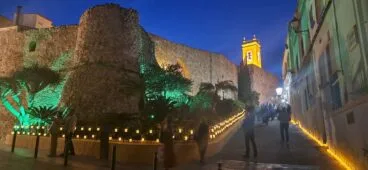 el casco antiguo de calp iluminado con cientos de velas durante la nit encesa