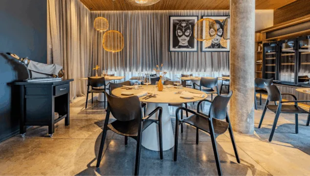 Imagen: El interior de Aticcook de Dénia apuesta por una atmósfera moderna y sofisticada